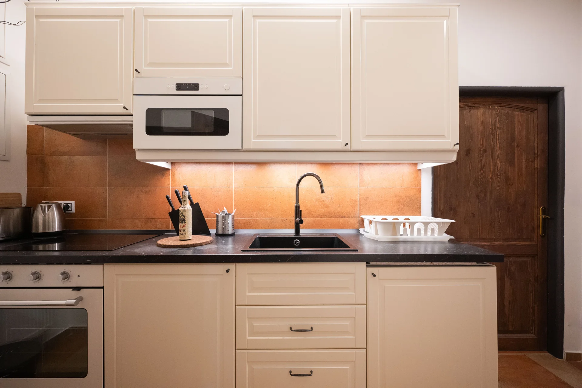 Equipped kitchen with sink, stovetop and microwave
